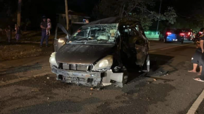 一辆轿车撞路灯后再撞树，导致车内女乘客当场死亡，男司机则蒙受重伤。
